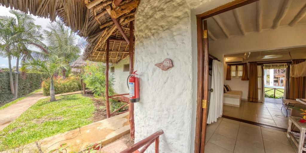 Hotel Karafuu Beach Resort Pingwe Bagian luar foto